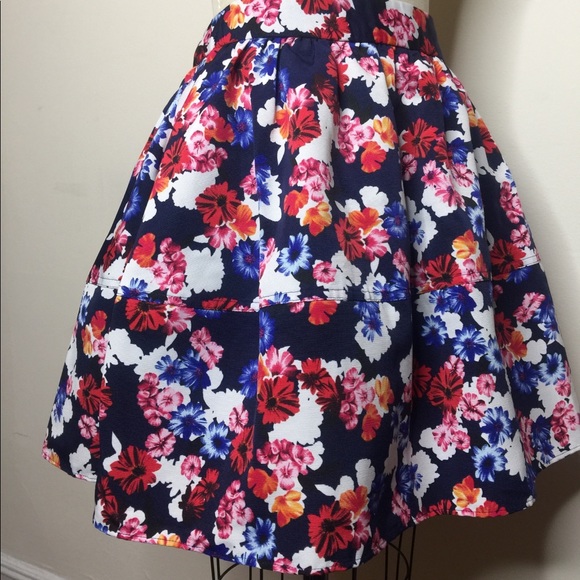 New Guess floral full skirt - Size S - Picture 2 of 3